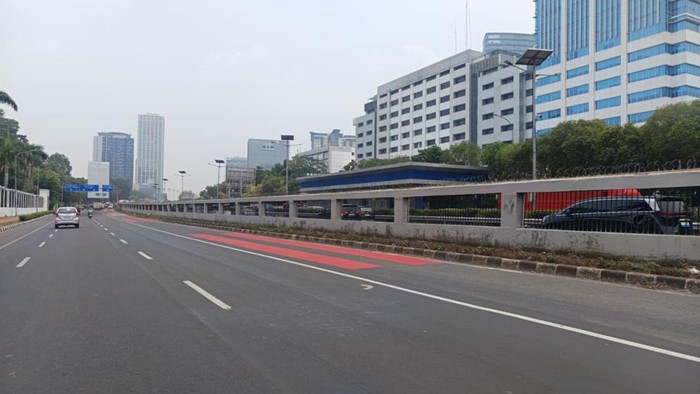 Evakuasi sisa kecelakaan 2 truk di depan DPR tuntas (Shonya/detikcom)
