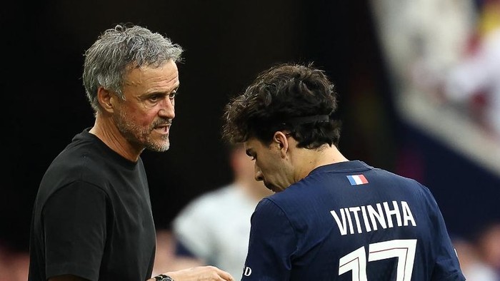 Paris Saint-Germains Spanish head coach Luis Enrique gives instructions to Paris Saint-Germains Portuguese midfielder #17 Vitinha during the UEFA Champions League final football match between Paris Saint-Germain (PSG) and Arsenal FC at the Puskas A