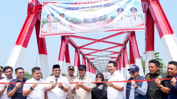 Gubernur Sulsel Andi Sudirman Sulaiman meresmikan Jembatan Salujambu di Luwu.