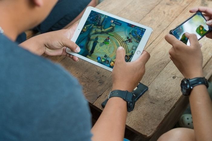 Ilustrasi bermain game Ilustrasi bermain game