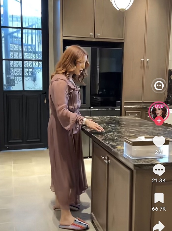 Intip Dapur Mewah di Rumah Tasya Farasya, Ada Kulkas dan Dispenser Canggih! Intip Dapur Mewah di Rumah Tasya Farasya, Ada Kulkas dan Dispenser Canggih!