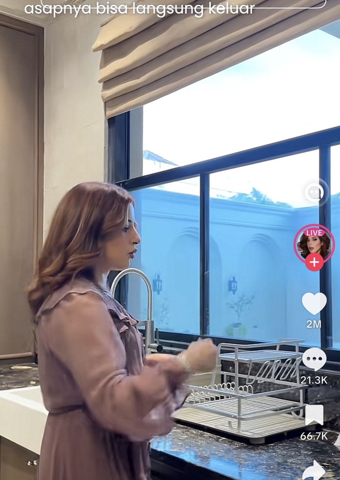 Intip Dapur Mewah di Rumah Tasya Farasya, Ada Kulkas dan Dispenser Canggih! Intip Dapur Mewah di Rumah Tasya Farasya, Ada Kulkas dan Dispenser Canggih!