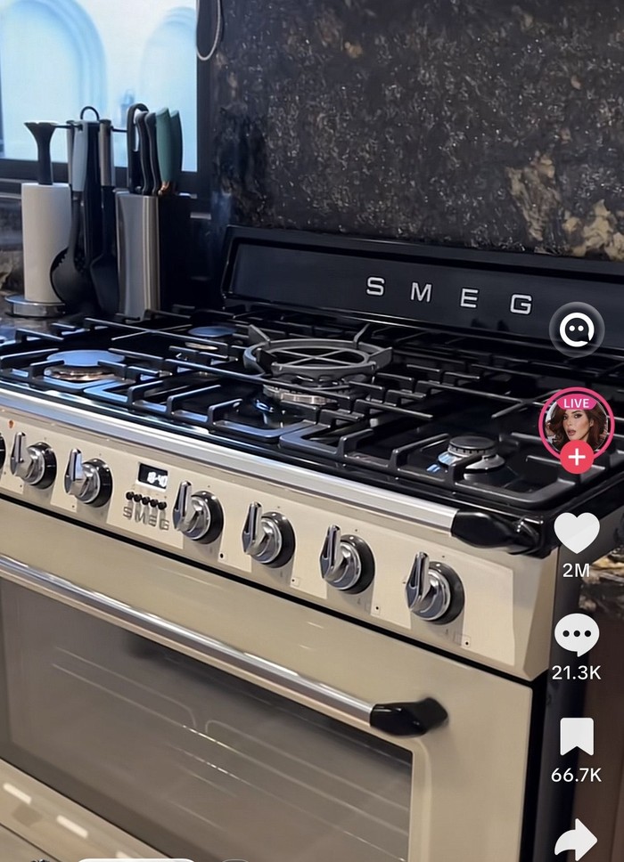 Intip Dapur Mewah di Rumah Tasya Farasya, Ada Kulkas dan Dispenser Canggih! Intip Dapur Mewah di Rumah Tasya Farasya, Ada Kulkas dan Dispenser Canggih!