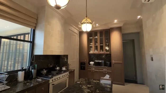 Intip Dapur Mewah di Rumah Tasya Farasya, Ada Kulkas dan Dispenser Canggih! Intip Dapur Mewah di Rumah Tasya Farasya, Ada Kulkas dan Dispenser Canggih!