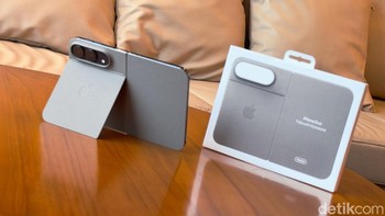 Apple juga menyediakan iPhone Duo Folio dengan material kain teknis TechWoven yang memiliki tekstur menyerupai nilon. Aksesori ini dilengkapi kickstand terintegrasi untuk menopang iPhone Duo saat menonton video, membaca, atau melakukan panggilan FaceTime. Tersedia dalam warna Navy Blue dan Taupe, folio ini juga mendukung pengisian daya MagSafe. Foto: Adi FR/detikINET