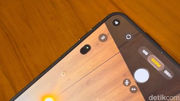 iPhone Duo dibekali kamera FaceTime yang tersembunyi di bawah layar utama berukuran 7,6 inch. Teknologi under-display camera ini membuat tampilan layar lebih bersih tanpa lubang kamera yang terlihat jelas. Foto: Adi FR/detikINET