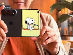 Unboxing iPhone Duo, Seperti Apa HP Lipat Pertama Apple?