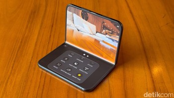 Fitur Smart Take membuat iPhone Duo bisa memotret secara otomatis tanpa perlu menekan tombol shutter atau mengatur timer. Cukup letakkan iPhone Duo di meja, lalu berpose di depan kamera. Berkat kecerdasan buatan (AI), perangkat akan mendeteksi saat subjek siap dan mengambil hingga 20 foto dalam beberapa menit. Cocok untuk selfie maupun foto bersama tanpa bantuan orang lain. Foto: Adi FR/detikINET