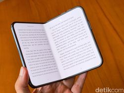 Unboxing iPhone Duo, Seperti Apa HP Lipat Pertama Apple?