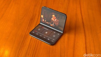 Menonton Netflix di iPhone Duo makin asyik. Saat layar dilipat 90 derajat menyerupai laptop mini, pengguna bisa menikmati film di bagian atas layar, sementara bagian bawah berfungsi sebagai penyangga. Jadi, tak perlu repot memegang HP atau menggunakan stand tambahan. Foto: Adi FR/detikINET