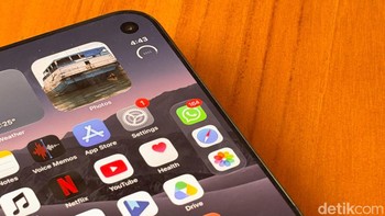 Ada yang berbeda dari tampilan iPhone Duo. Saat layar dibuka, Dock berisi deretan aplikasi berpindah ke sisi samping layar, bukan di bagian bawah seperti iPhone biasa. Desain antarmuka iOS 27 ini membuat ruang vertikal lebih lega sekaligus memudahkan pengguna mengakses aplikasi. Foto: Adi FR/detikINET
