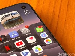 Unboxing iPhone Duo, Seperti Apa HP Lipat Pertama Apple?
