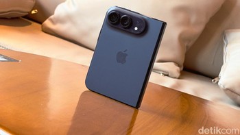 iPhone Duo hadir dalam dua pilihan warna, Star White dan yang bertandang ke detikINET berwarna Night Sky. HP ini menawarkan tampilan elegan dengan karakter berbeda. Foto: Adi FR/detikINET