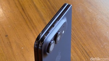 Dalam kondisi terlipat, iPhone Duo memiliki ketebalan 11,3 mm. Ukurannya dibuat ringkas sehingga tetap bisa digunakan layaknya smartphone biasa. Begitu dibuka, ketebalan iPhone Duo hanya 5,2 mm. Desain tipis ini menjadi salah satu daya tarik HP lipat pertama Apple. Foto: Adi FR/detikINET