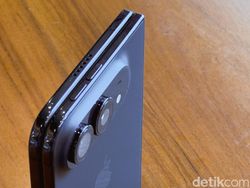 Unboxing iPhone Duo, Seperti Apa HP Lipat Pertama Apple?