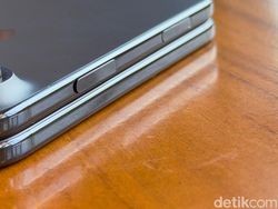 Unboxing iPhone Duo, Seperti Apa HP Lipat Pertama Apple?