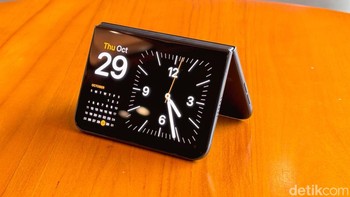 Fitur StandBy atau mode Siaga di iPhone Duo makin praktis. Cukup lipat sebagian perangkat dan letakkan di meja, layarnya bisa berubah menjadi jam digital, kalender, informasi cuaca, hingga bingkai foto. Menariknya, fitur ini tetap bisa digunakan tanpa harus menghubungkan iPhone ke charger. Foto: Adi FR/detikINET