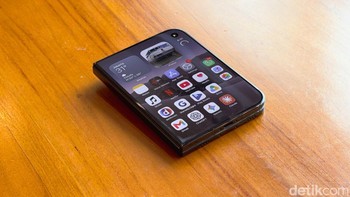Layar luar iPhone Duo berukuran sekitar 5,4 inch, memungkinkan pengguna membalas pesan, menelepon, hingga membuka aplikasi tanpa perlu membentangkan perangkat. Foto: Adi FR/detikINET