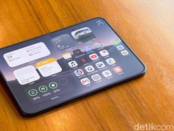 Unboxing iPhone Duo, Seperti Apa HP Lipat Pertama Apple?