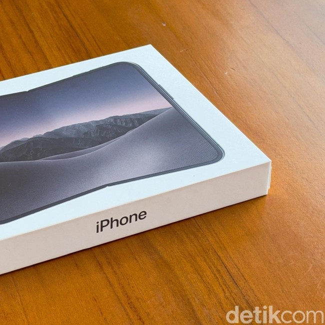 Unboxing iPhone Duo, Seperti Apa HP Lipat Pertama Apple?