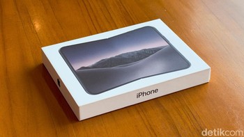 Inilah kotak kemasan iPhone Duo, HP layar lipat pertama Apple yang akhirnya hadir di Indonesia. Desain kemasannya tampil minimalis dengan gambar perangkat di bagian depan. Foto: Adi FR/detikINET