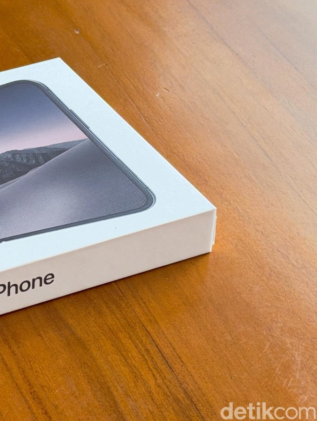 Unboxing iPhone Duo, Seperti Apa HP Lipat Pertama Apple?