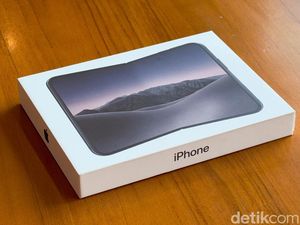 Unboxing iPhone Duo, Seperti Apa HP Lipat Pertama Apple?