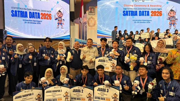 Tim Universitas Diponegoro dalam malam Awarding & Closing Ceremony ajang Statistika Ria dan Festival Sains Data di Kampus Undip Tembalang. Foto diunggah Kamis (29/10/2026).