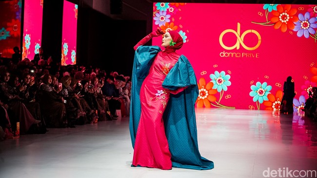 Parade busana tersebut bahkan dimeriahkan oleh model senior Okky Asokawati. Kehadirannya langsung mencuri perhatian para penoton. Foto: Tsaltsabillah Rahmadhani / detikfoto