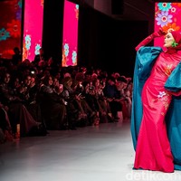 Parade busana tersebut bahkan dimeriahkan oleh model senior Okky Asokawati. Kehadirannya langsung mencuri perhatian para penoton. Foto: Tsaltsabillah Rahmadhani / detikfoto