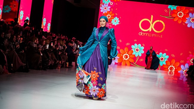 Sedangkan Adelia, istri Pasha Ungu, tampil cantik dengan busana serupa jubah dengan motif bunga yang juga menarik perhatian. Foto: Tsaltsabillah Rahmadhani / detikfoto
