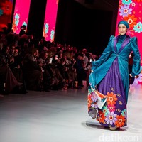 Sedangkan Adelia, istri Pasha Ungu, tampil cantik dengan busana serupa jubah dengan motif bunga yang juga menarik perhatian. Foto: Tsaltsabillah Rahmadhani / detikfoto