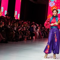 Fashion show Donna Prive bertabur model selebriti. Ussy Sulistiawati berpose dengan bunga saat mengenakan setelan berpotongan balon yang mencuri atensi. Foto: Tsaltsabillah Rahmadhani / detikfoto