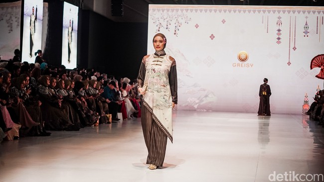 Cut Syifa perdana jadi model dalam fashion show untuk brand hijab, Greisy. Ia tampil anggun dengan setelan bernuansa earth tone bermotif bernuansa oriental. Foto: Tsaltsabillah Rahmadhani / detikfoto