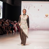 Cut Syifa perdana jadi model dalam fashion show untuk brand hijab, Greisy. Ia tampil anggun dengan setelan bernuansa earth tone bermotif bernuansa oriental. Foto: Tsaltsabillah Rahmadhani / detikfoto