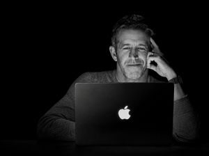 Setelah 10 Tahun, Logo Apple Menyala Lagi di MacBook Pro Layar Sentuh