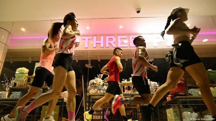 Warga Singapura ramai-ramai jogging di pusat perbelanjaan ketimbang kena polusi udara di jalanan (Roslan Rahman/AFP)