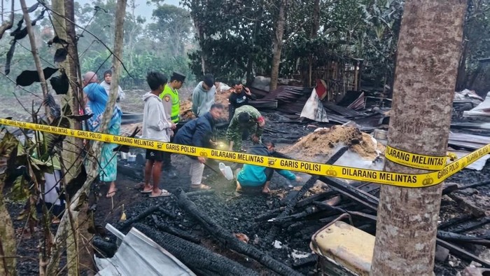 Kandang ayam di Desa Penakir, Kecamatan Pulosari, Kabupaten Pemalang, terbakar pada Kamis (29/10/2026) sekitar pukul 02.00 WIB