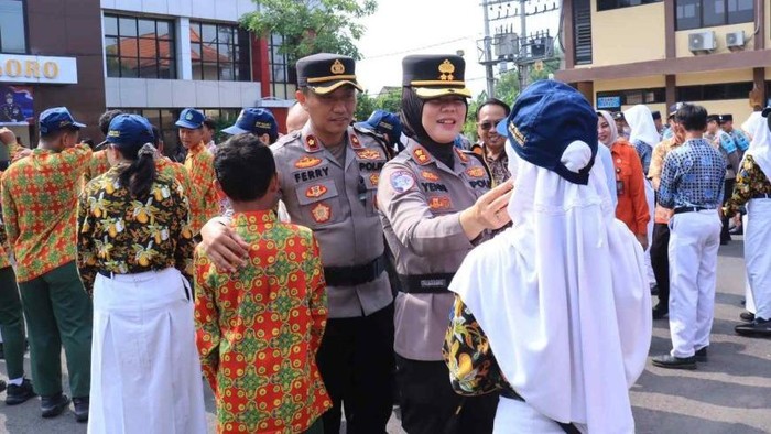 Kapolres Bojonegoro AKBP Yenni Diarty saat meluncurkan Satgas Preemptive Strike Polisi Jogo Sekolah