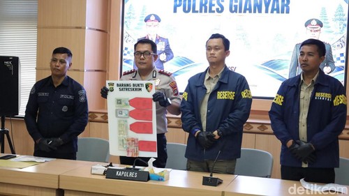 Kapolres Gianyar AKBP James Rajagukguk menunjukkan barang bukti penimbunan Pertalite saat konferensi pers di kantornya, Kamis (29/10/2026).