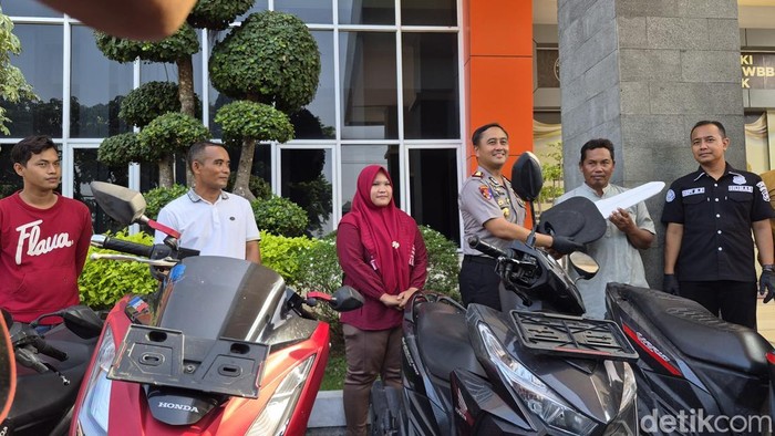 Kapolres Gresik mengembalikan motor yang telah dicuri pelaku kepada pemiliknya