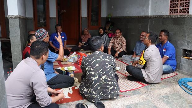 Kapolres Malang AKBP Rulian Syauri bersilaturahmi dengan Ketua DPC Serikat Pekerja Seluruh Indonesia (SPSI) Kabupaten Malang, Kusmantoro Widodo, di Kecamatan Singosari, Malang, Jawa Timur. (dok istimewa)
