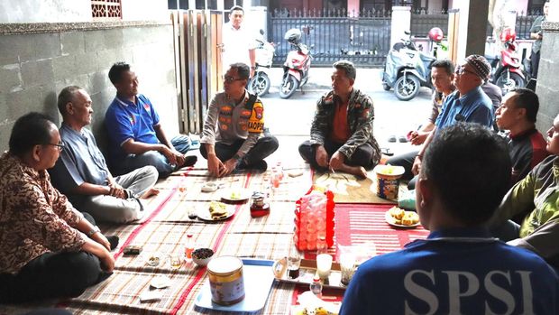 Kapolres Malang AKBP Rulian Syauri bersilaturahmi dengan Ketua DPC Serikat Pekerja Seluruh Indonesia (SPSI) Kabupaten Malang, Kusmantoro Widodo, di Kecamatan Singosari, Malang, Jawa Timur. (dok istimewa)