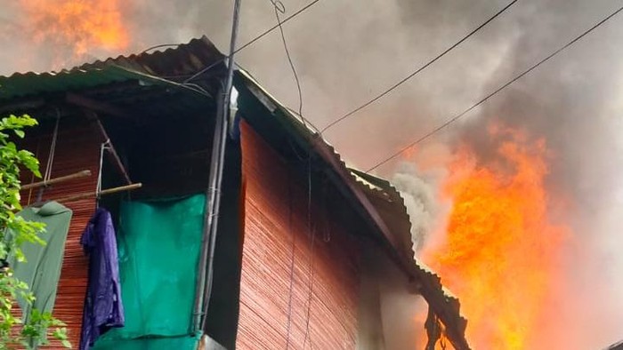 Kebakaran rumah terjadi di kawasan Cikini, Menteng, Jakpus. Lebih dari 100 orang petugas damkar dikerahkan ke tempat kejadian perkara (TKP). (dok Damkar Jakpus)