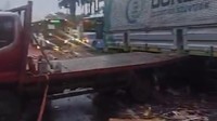 2 Truk Kecelakaan di Depan DPR, Lalin Arah Slipi Padat