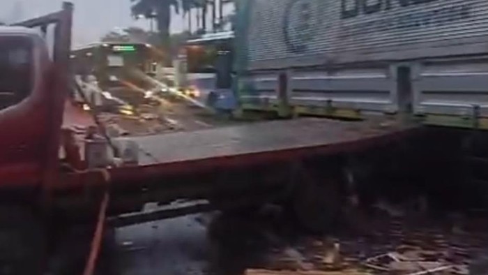 Kecelakaan dua truk di Jalan Gatot Subroto, Jakarta Pusat