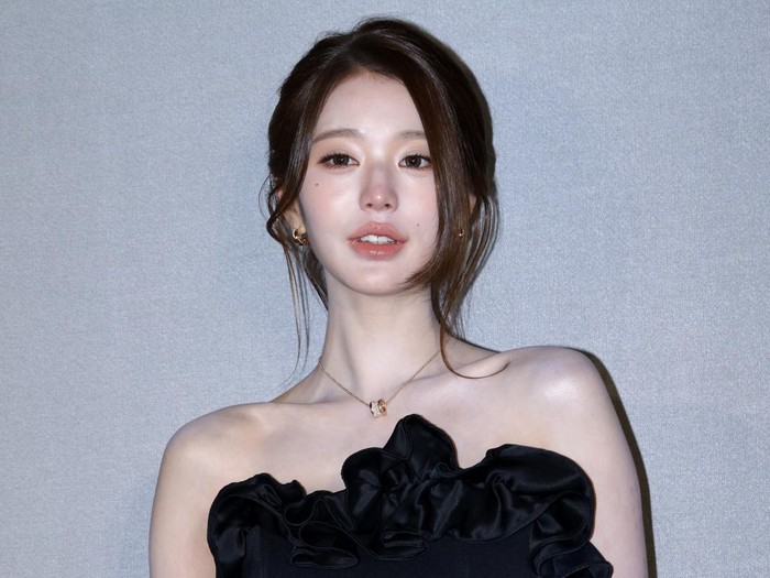 Kim Ji Won dan Jang Wonyoung IVE bersanding di acara pameran perhiasan BVLGARI.