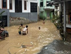 Warga Kampung Aur Medan Tak Mengungsi Meski Rumah Terendam Banjir