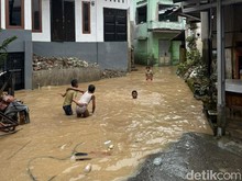 Warga Kampung Aur Medan Tak Mengungsi Meski Rumah Terendam Banjir
