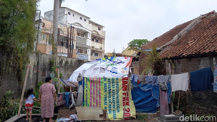 Kondisi rumah Nana yang mengalami kerusakan parah.